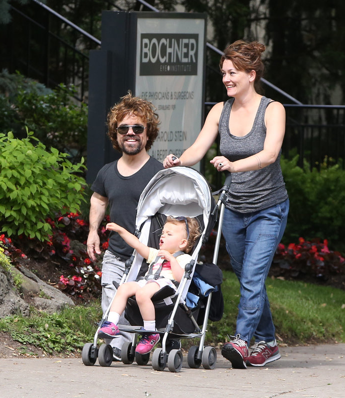 Game of Thrones-stjärnan Peter Dinklage är ute på promenad med familjen. Game of Thrones-stjärnan Peter Dinklage är ute på promenad med familjen.